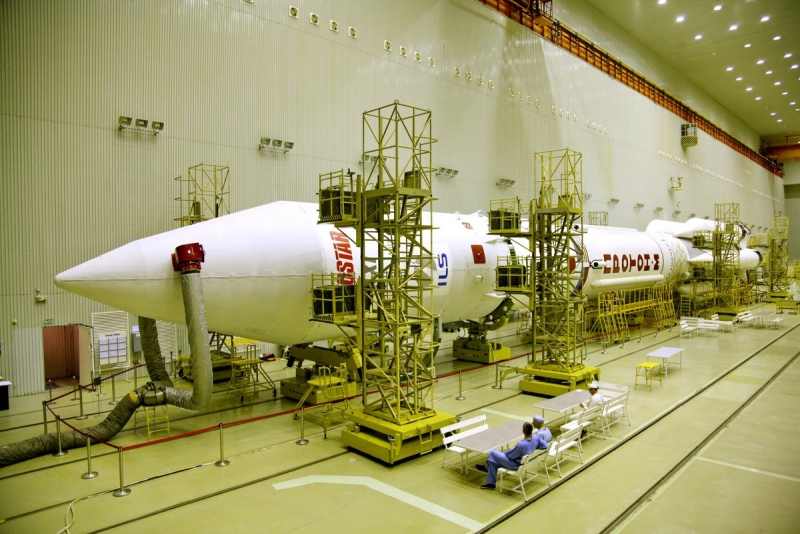 Собранная ракета-носитель «Протон-М», подготовленная для запуска спутника EchStar 21 в монтажно-испытательном корпусе космодрома Байконур. Фото ILS