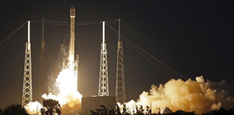 Появление компании SpaceX коренным образом изменило положение дел на рынке коммерческих запусков. На фото – Запуск спутника SES-8 ракетой-носителем Falocn-9 13 декабря 2013 года. Фото SpaceX