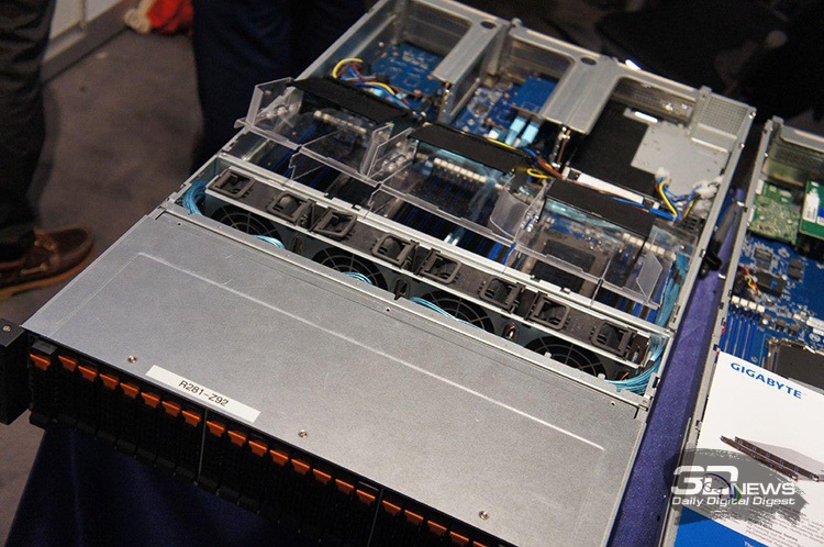  Прототип сервера Gigabyte на базе EPYC (ISC 2017) 