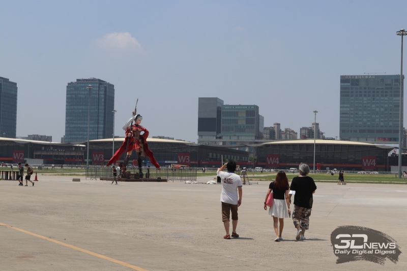 Chinajoy 2017, внутренний двор. Народу мало, что неудивительно — все внутри, а снаружи температура +40 градусов в тени