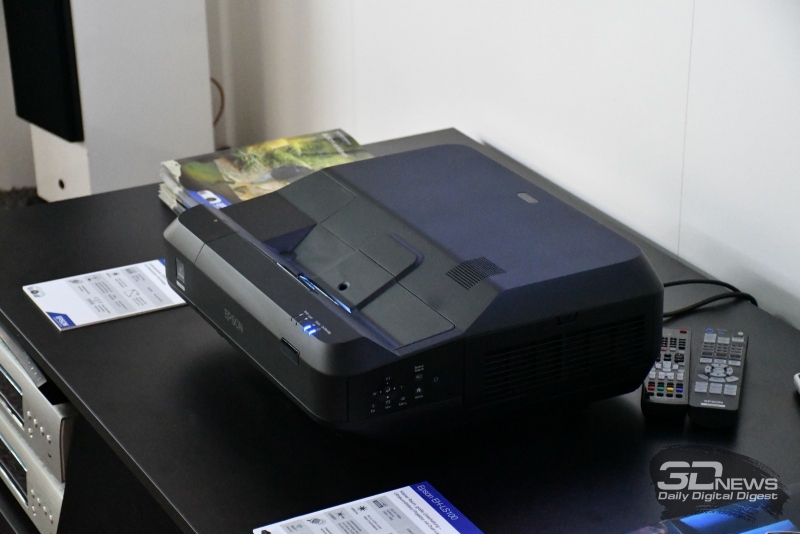  Epson EH-LS100 