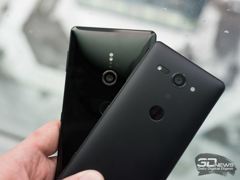  Sony Xperia XZ2 (слева) и Xperia XZ2 Compact 