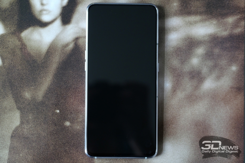  Samsung Galaxy A80, лицевая панель: почти полностью занята экраном, под которым разместился и пьезоэлемент (разговорный «динамик»), и сканер отпечатков 
