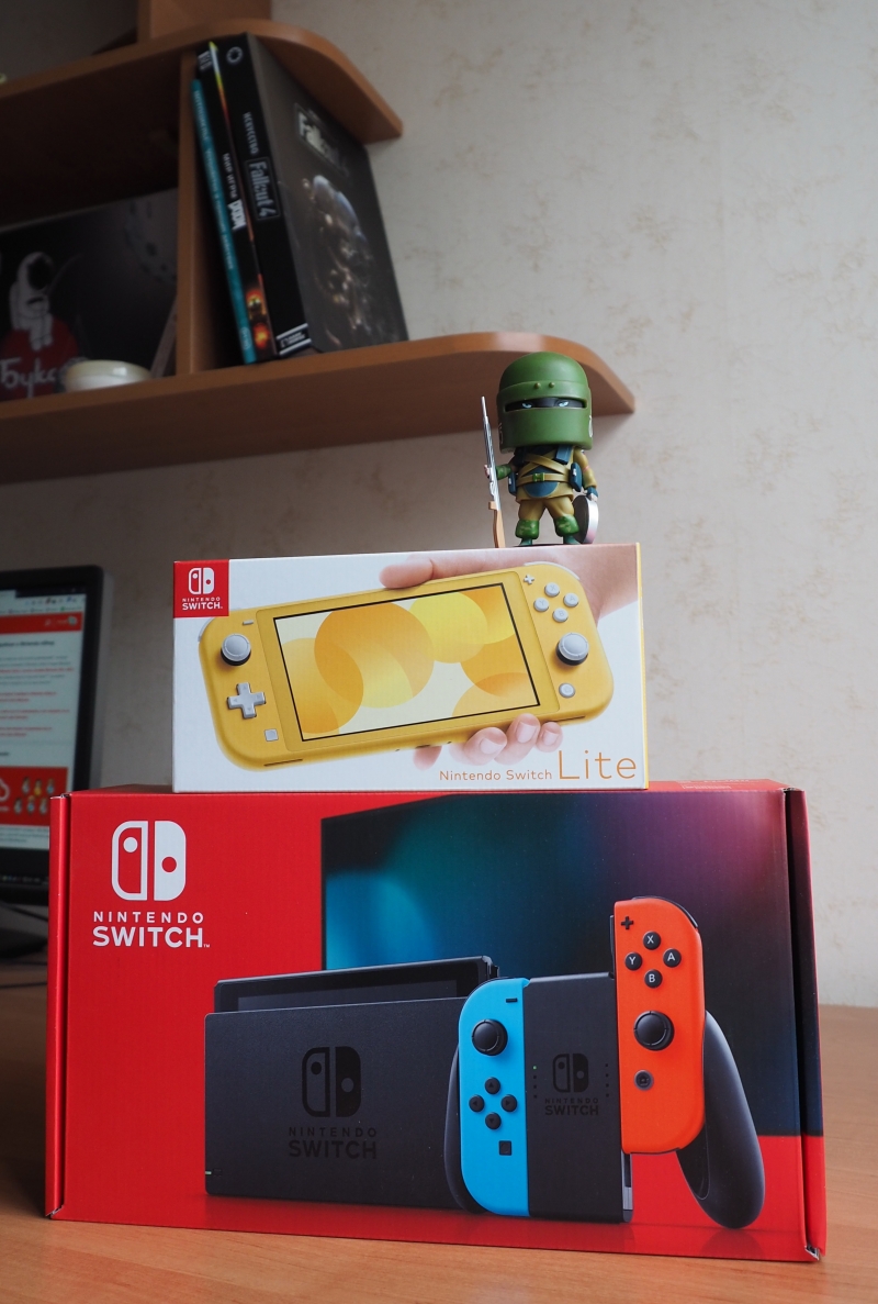  Мини-консоли — мини-коробка. Внутри только Switch Lite, зарядное устройство и инструкция. 10-сантиметровый пулеметчик из Rainbow Six Siege в комплект не входит. Просто наблюдает 