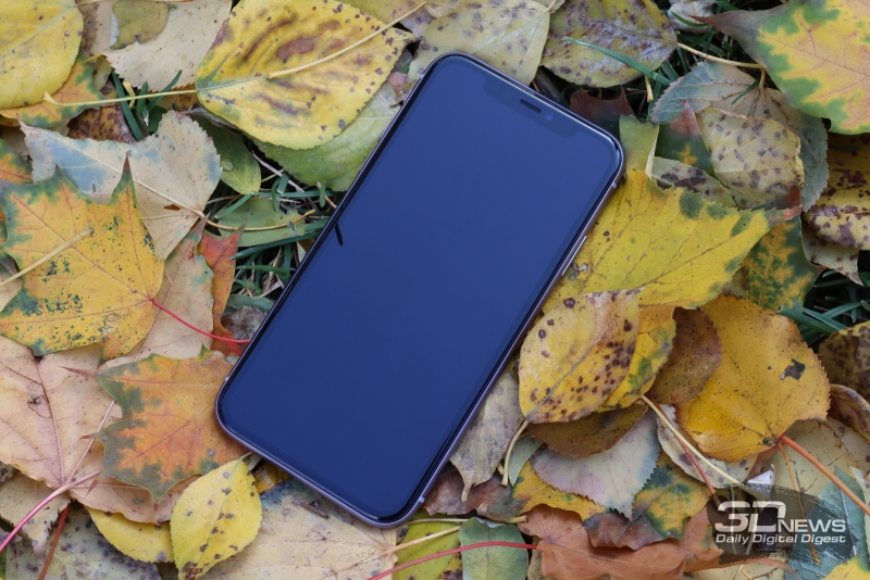  Apple iPhone 11, лицевая панель: экран с вырезом, в котором расположены датчик Face ID, разговорный динамик и фронтальная камера 