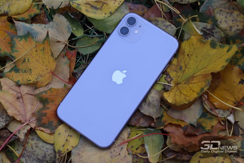  Apple iPhone 11, задняя панель: в углу — двойная камера с двойной же светодиодной вспышкой и микрофоном, прикрытым элегантной решеткой 