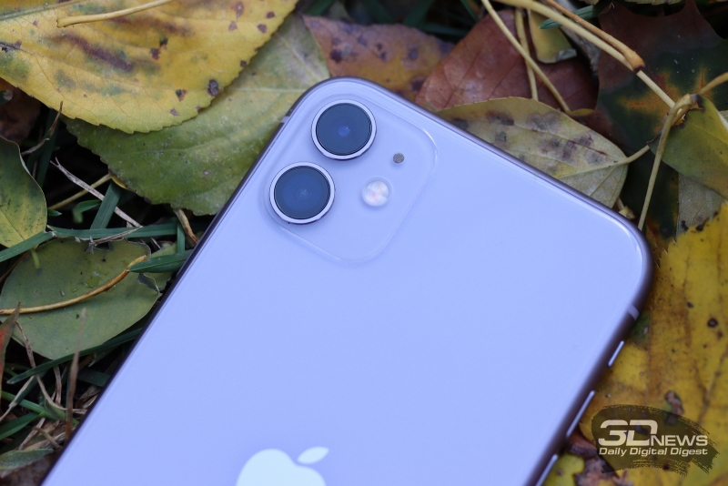  iPhone 11, цветовой охват при включенном режиме True Tone. Серый треугольник – охват sRGB, белый треугольник – охват iPhone 11 