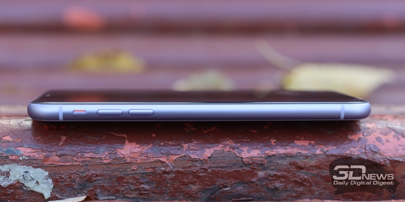  Apple iPhone 11, левая грань: переключатель звуковых профилей и клавиши регулировки звука/спуска затвора 