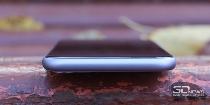  Apple iPhone 11, верхняя грань лишена функциональных элементов 
