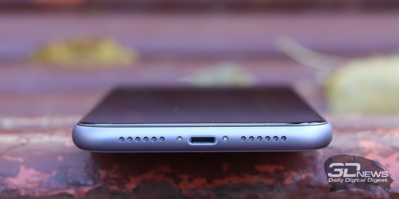 Apple iPhone 11, нижняя грань: основной динамик и порт Lightning 