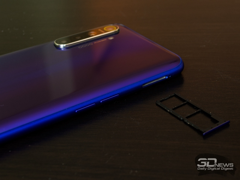  Лоток для двух SIM-карт и карты microSD 