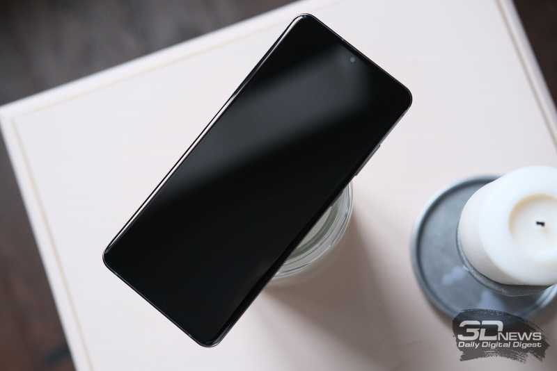  Samsung Galaxy S20 Ultra, лицевая панель: дисплей с врезанной прямо в него фронтальной камерой; в нижней части в панель экрана спрятан сканер отпечатков. Под верхнюю грань почти незаметно вписана тоненькая прорезь разговорного динамика 