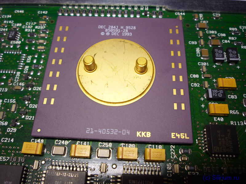  DEC Alpha 21064: 1995 год, 275 МГц, 64 бита, 32 Кбайт L1 и 8 Мбайт внешнего L2 