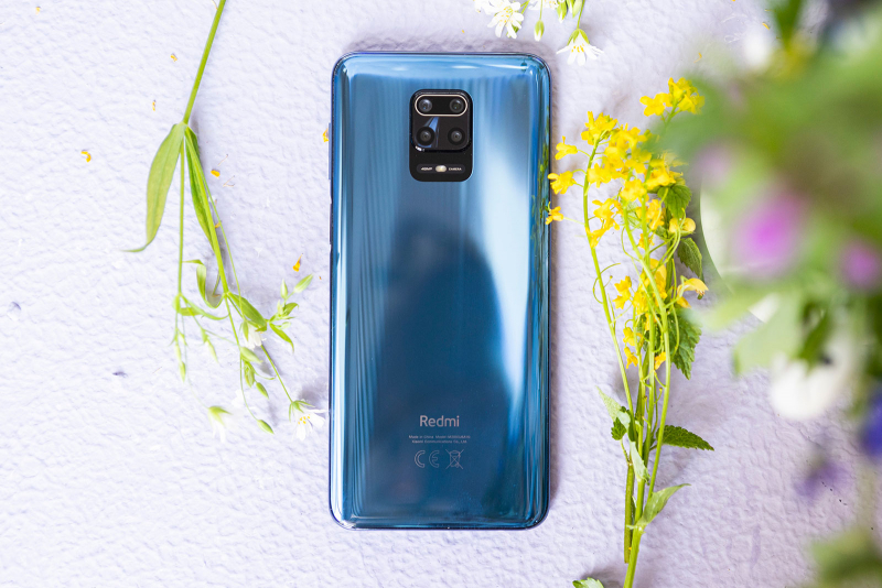 Xiaomi Redmi Note 9S, задняя панель: блок с четырьмя камерами, вспышка 
