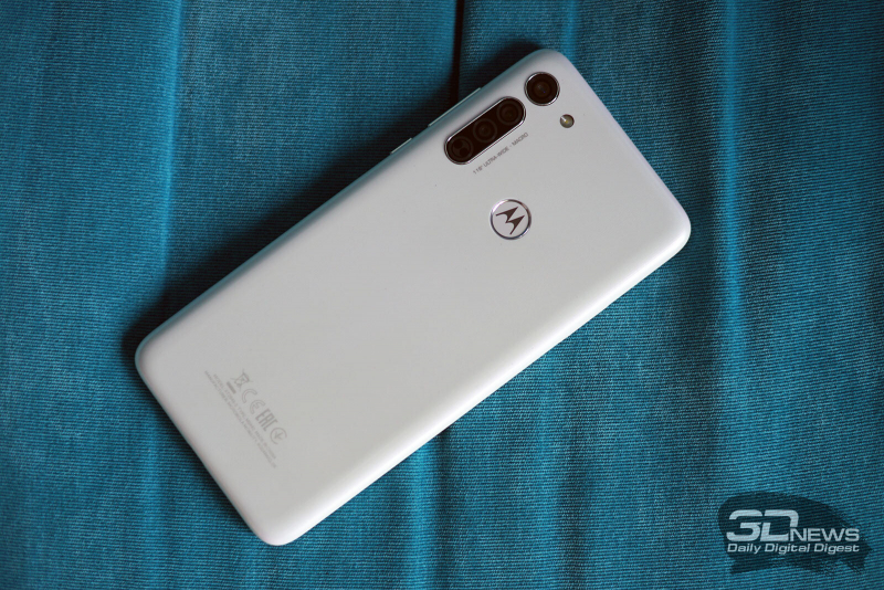  moto G8, задняя панель: отдельно стоящие главная камера и одинарная светодиодная вспышка, блок с двумя дополнительными камерами и датчиками, а также сканер отпечатков пальцев с фирменным логотипом 