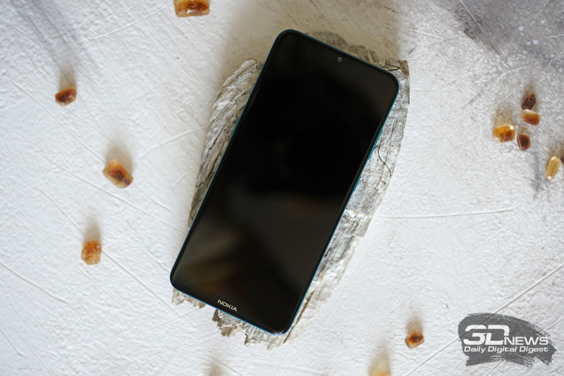  Nokia 5.3, лицевая панель: в верхней части — фронтальная камера в вырезе и разговорный динамик 