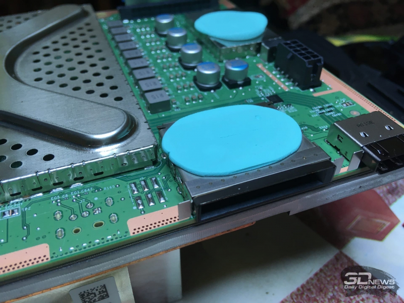  И крышка основного SSD (на заднем плане), и корпус разъема для дополнительного накопителя (на переднем плане) контактируют с соответствующими выступами на основном шасси через термопрокладку 