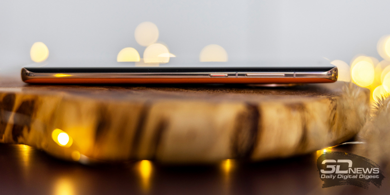  HUAWEI Mate 50 Pro, правая грань: клавиша питания и клавиша регулировки громкости 