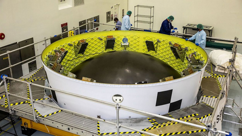  Установка кубсатов в переходнике между ступенью и кораблем миссии Artemis I. Источник https://www.mynews13.com/fl/orlando/news/2022/09/02/10-shoebox-sized-cubesats-will-hitch-a-ride-on-the-artemis-i-mission 