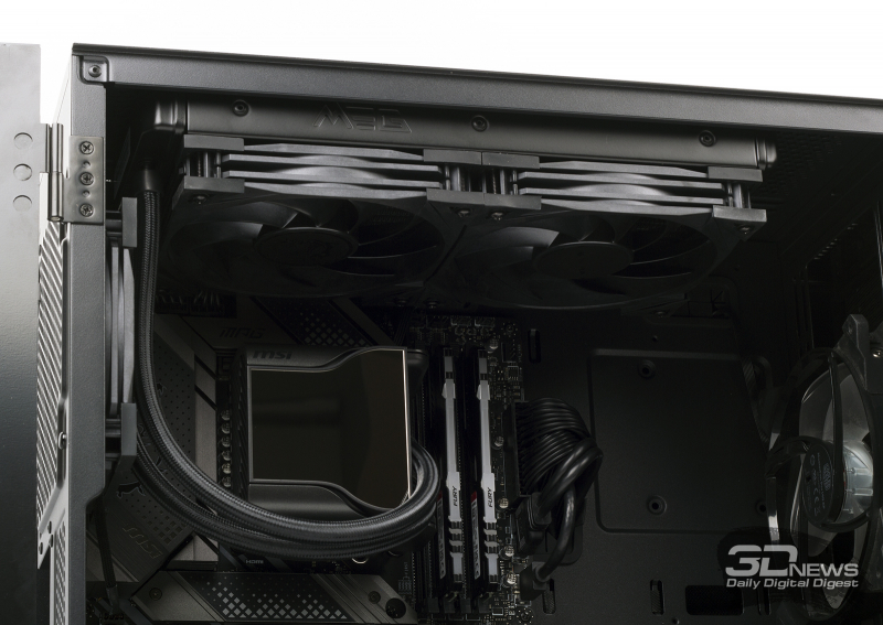  На фото запечатлена СЖО MSI MEG CoreLiquid S280, оснащенная 2,4-дюймовым IPS-дисплеем и вентилятором, обдувающим конвертер питания материнской платы 