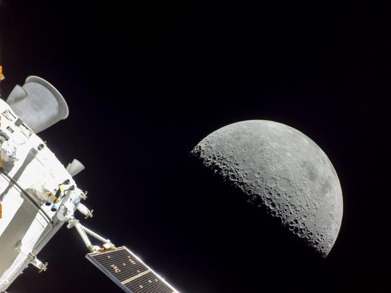  5 декабря 2022 года, на двадцатый день миссии Artemis I корабль Orion пертурбационный маневр у Луны, включив двигатель на 3 минуты 27 секунд и полетел домой, к Земле. Фото NASA 