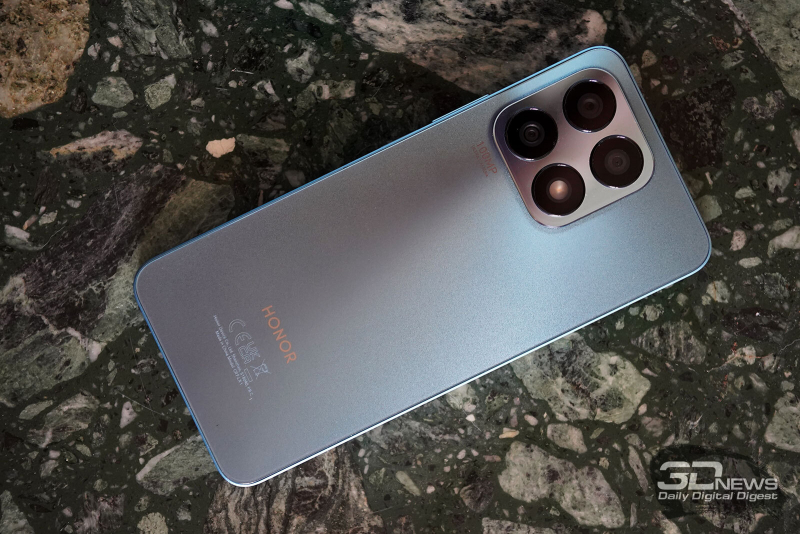  HONOR X8a, задняя панель: в левом верхнем углу – блок из трех камер и одинарной светодиодной вспышки 