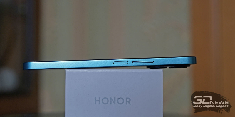  HONOR X8a, правая грань: клавиша питания с интегрированным в нее сканером отпечатков и клавиша регулировки громкости 