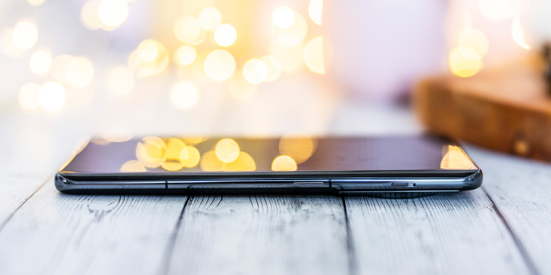  OnePlus 11, правая грань: клавиша питания и переключатель звуковых профилей 