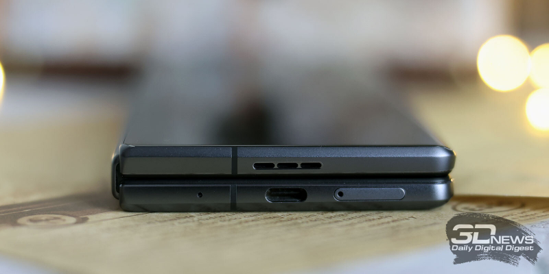  vivo X Fold+ в сложенном состоянии, нижняя грань: порт USB Type-C, динамик, микрофон и слот для карточек nano-SIM 