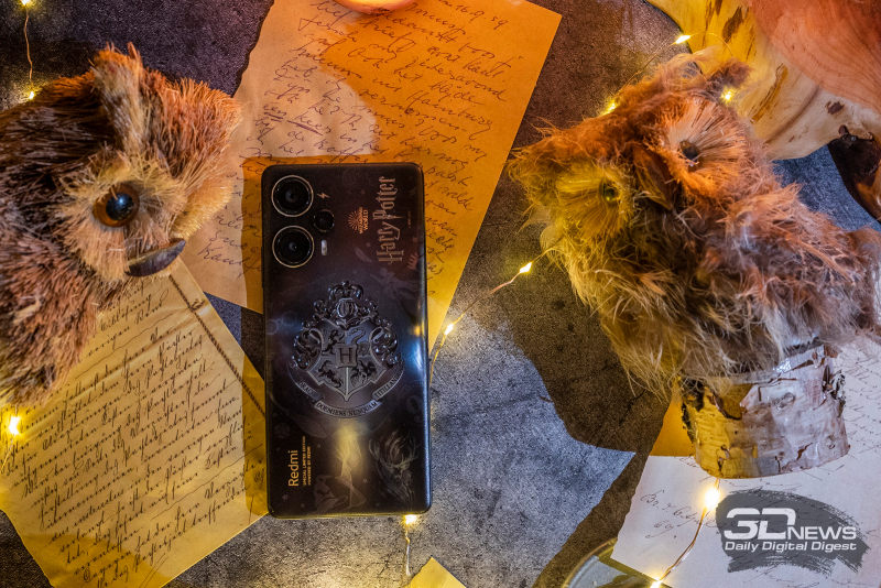  Xiaomi Redmi Note 12 Turbo Harry Potter Edition, задняя панель: в углу – три камеры и двойная светодиодная вспышка 
