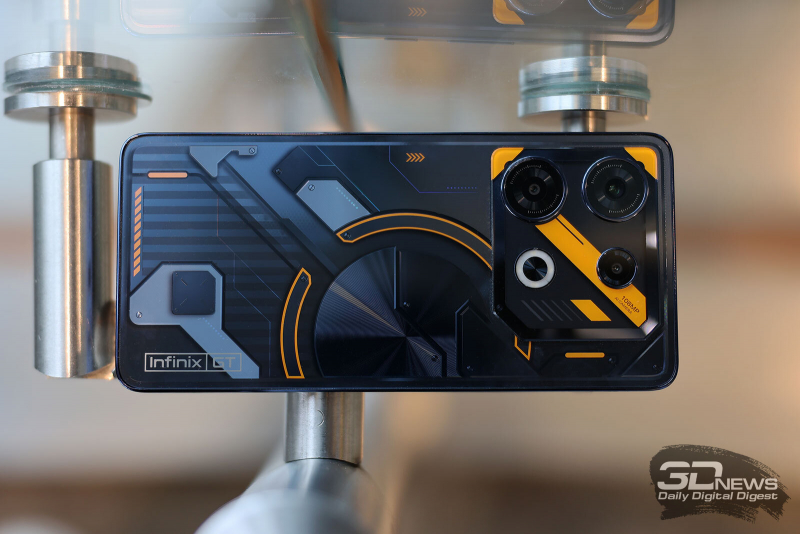  Infinix GT 10 Pro, задняя панель: слева вверху – блок с тремя камерами и кольцевой вспышкой, состоящей из четырех светодиодов; там же находится особая световая индикаторная панель 