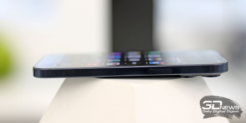  Apple iPhone 15 Pro Max, правая грань: клавиша включения/блокировки 