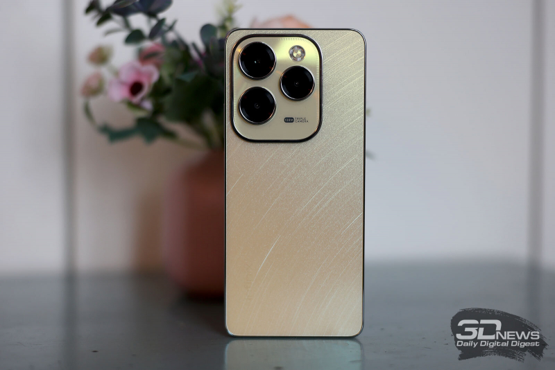  Infinix HOT 40 Pro, задняя панель: слева вверху – блок с тремя камерами и вспышкой, состоящей из четырех светодиодов 