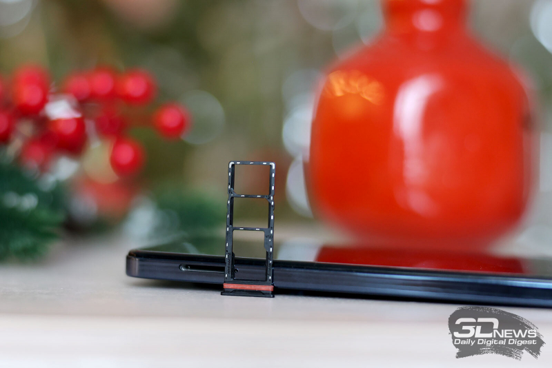 Слот для двух карточек nano-SIM и одной карточки MicroSD 