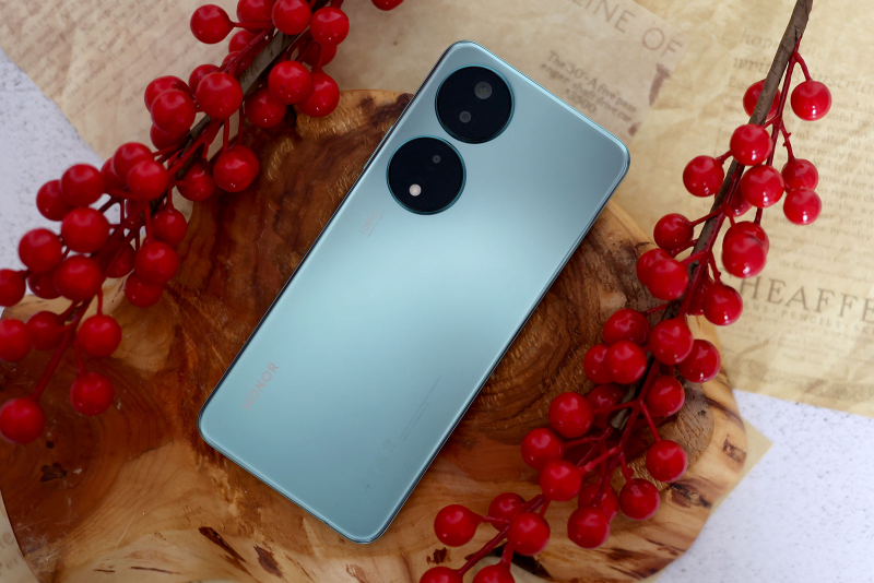  HONOR X7b, задняя панель: два «кружочка» с тремя камерами и вспышкой 