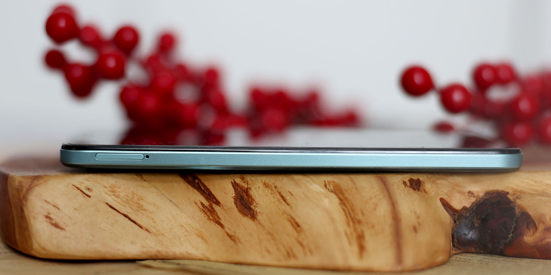  HONOR X7b, левая грань: слот для SIM-карт и/или карты памяти 