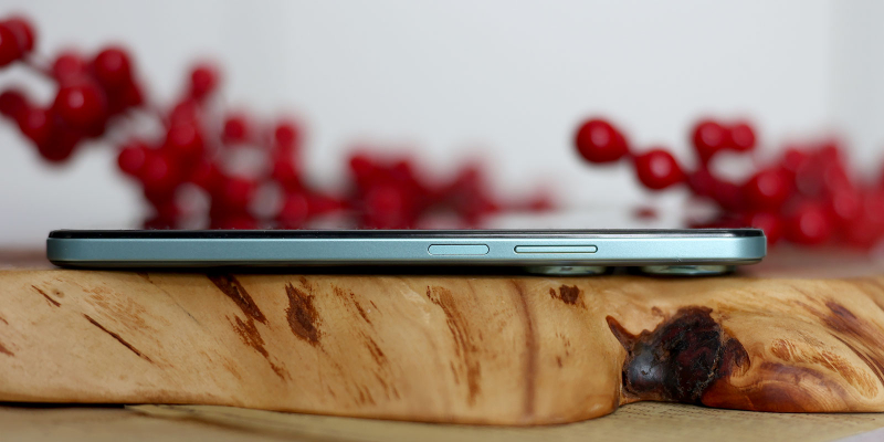  HONOR X7b, правая грань: клавиша питания с вмонтированным в нее сканером отпечатков и клавиша регулировки громкости/спуска затвора камеры 