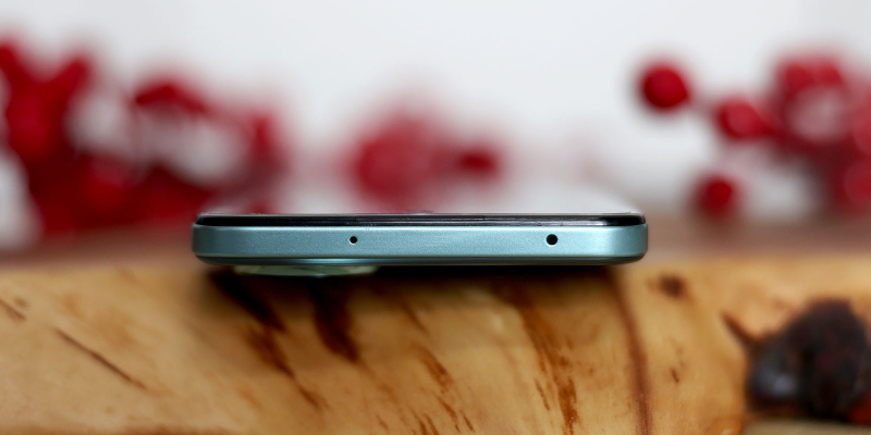  HONOR X7b, верхняя грань: микрофон, датчик освещенности 