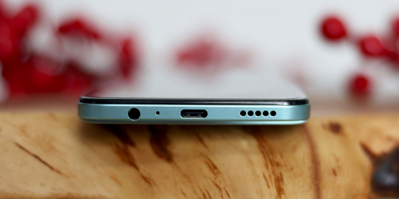  HONOR X7b, нижняя грань: микрофон, порт USB Type-C, динамик, мини-джек 