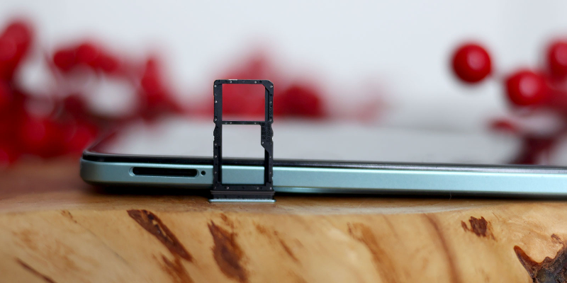  HONOR X7b, слот для двух карточек nano-SIM и/или карты памяти MicroSD 