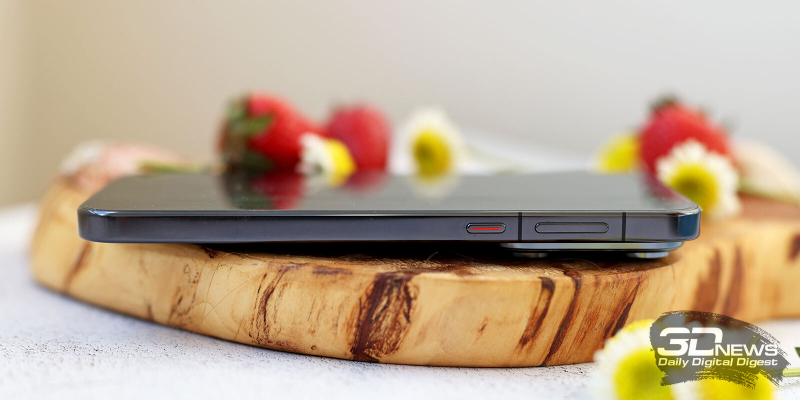  HUAWEI Pura 70, правая грань: клавиши питания и регулировки громкости 