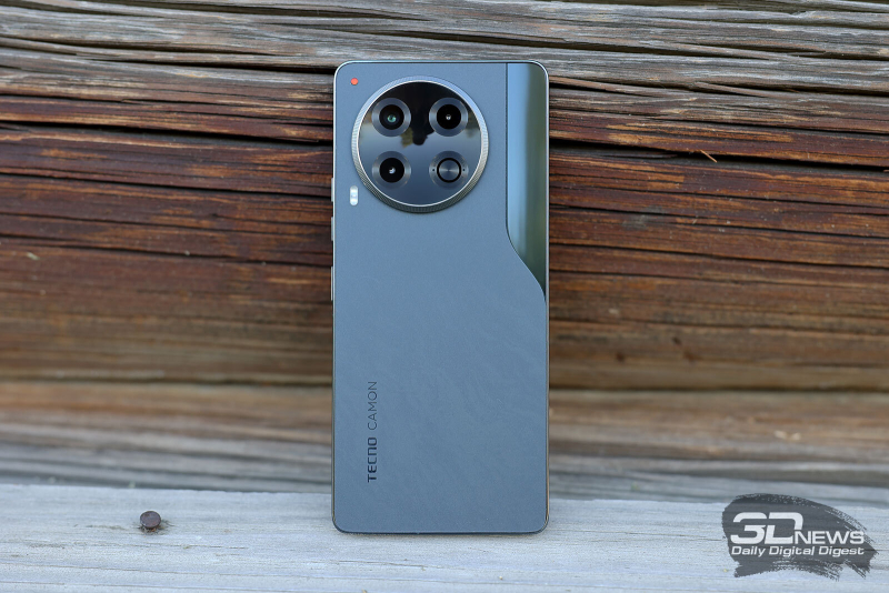  TECNO CAMON 30 5G, задняя панель: в углу – крупный блок с тремя камерами и заглушкой; левее – индикатор работы видеосъемки и тройная светодиодная вспышка 