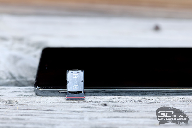  Слот для двух карточек nano-SIM и одной карточки MicroSD 