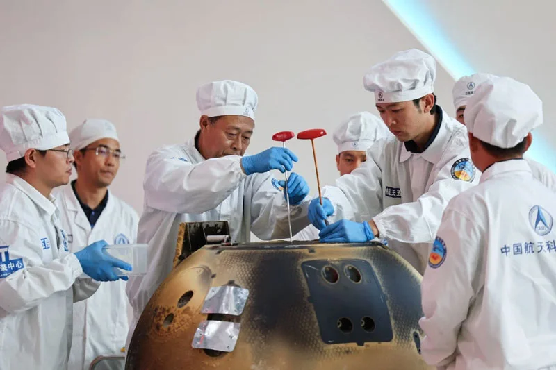 Извлечение лунного грунта из возвращаемого модуля. Источник изображения: Xinhua