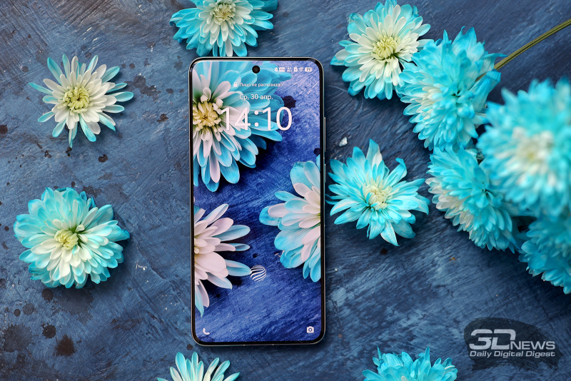  vivo X200 Pro, лицевая панель: в верхней части экрана по центру – фронтальная камера в индивидуальном отверстии, чуть выше – разговорный динамик 