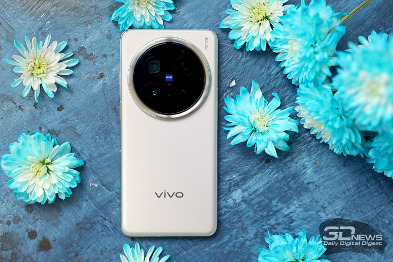  vivo X200 Pro, задняя панель: круглый блок камер с тремя объективами и сенсорами, чуть правее и выше – тройная светодиодная вспышка 