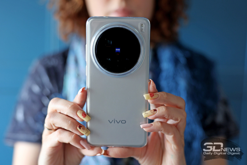  vivo X200 Pro в комплектном чехле 