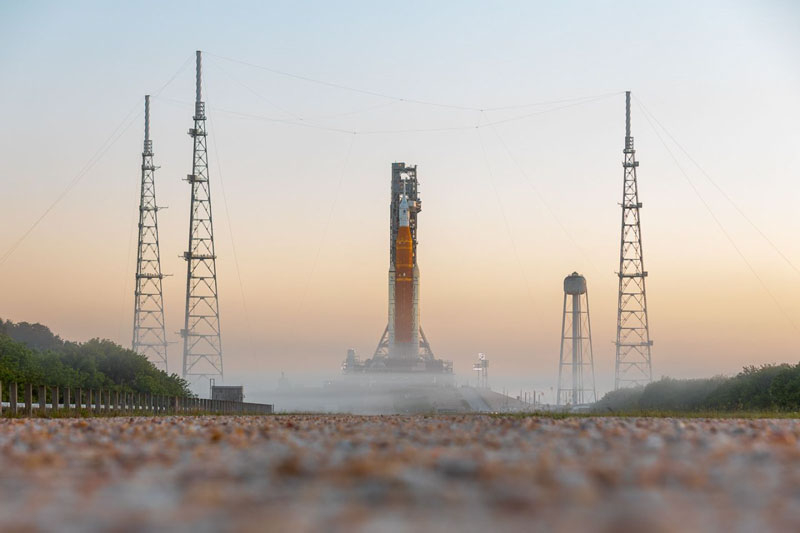 Ракета SLS на рассвете. Источник изображения: NASA