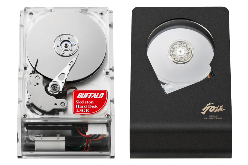 Оригинальный Buffalo Skeleton Hard Disk, выпущенный в 1998 году (слева) с полностью прозрачным корпусом. Новая версия (справа) собрана в алюминиевом корпусе с небольшим окном