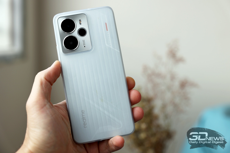  realme 14 5G в комплектном чехле 